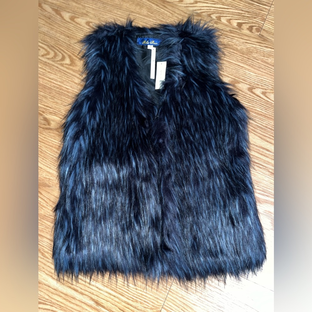 Francesca’s Collection NWT- Black Faux Fur Vest- eyelet closure-size M